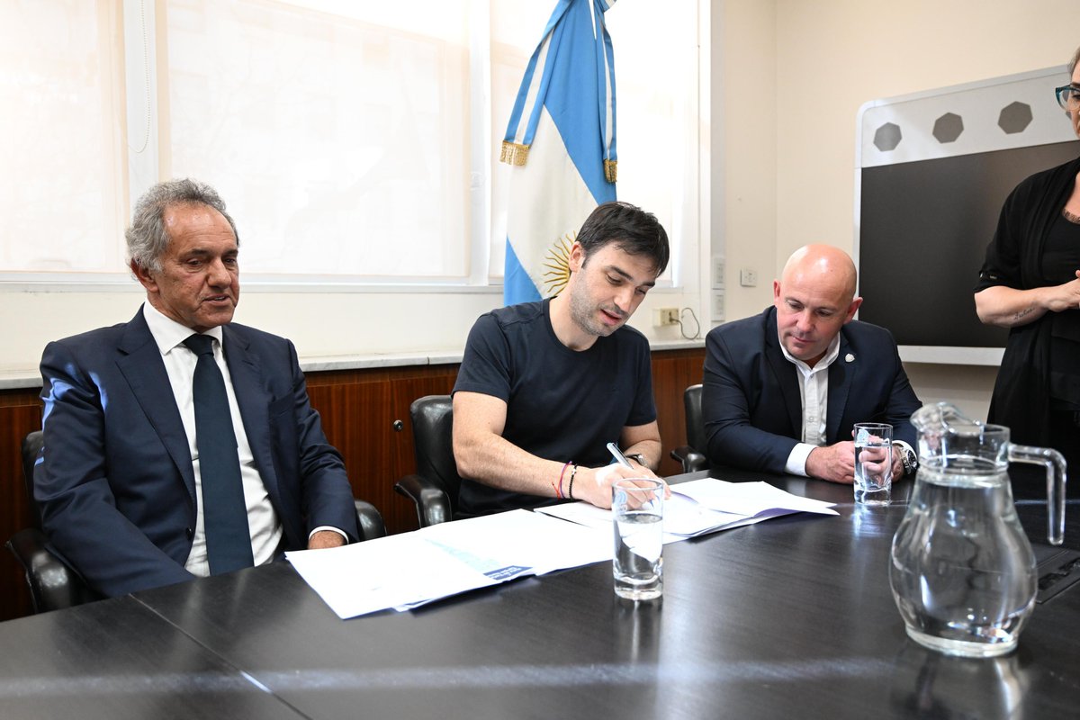 Torres firmó un convenio con Vialidad Nacional y la Ruta 71 se convertirá en la “Ruta 40 Turística”, promoviendo los destinos de la Comarca

Más info en: bit.ly/4fZCXjI