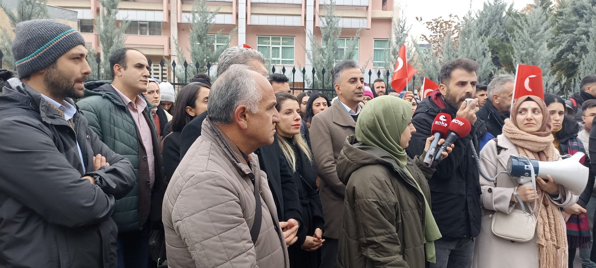 egitimsen's tweet photo. Mülakat mağduru öğretmenlerin MEB önündeki oturma eylemi sürüyor. Öğretmenlerin eylemine destek veren Eğitim Sen Genel Başkanı Kemal Irmak, burada yaptığı açıklamada, mülakat uygulamasının kaldırılarak, atamaların KPSS sonuçlarına göre yapılmasını istedi.
#ÖğretmenlerGözaltında https://t.co/VSEAiKArm6