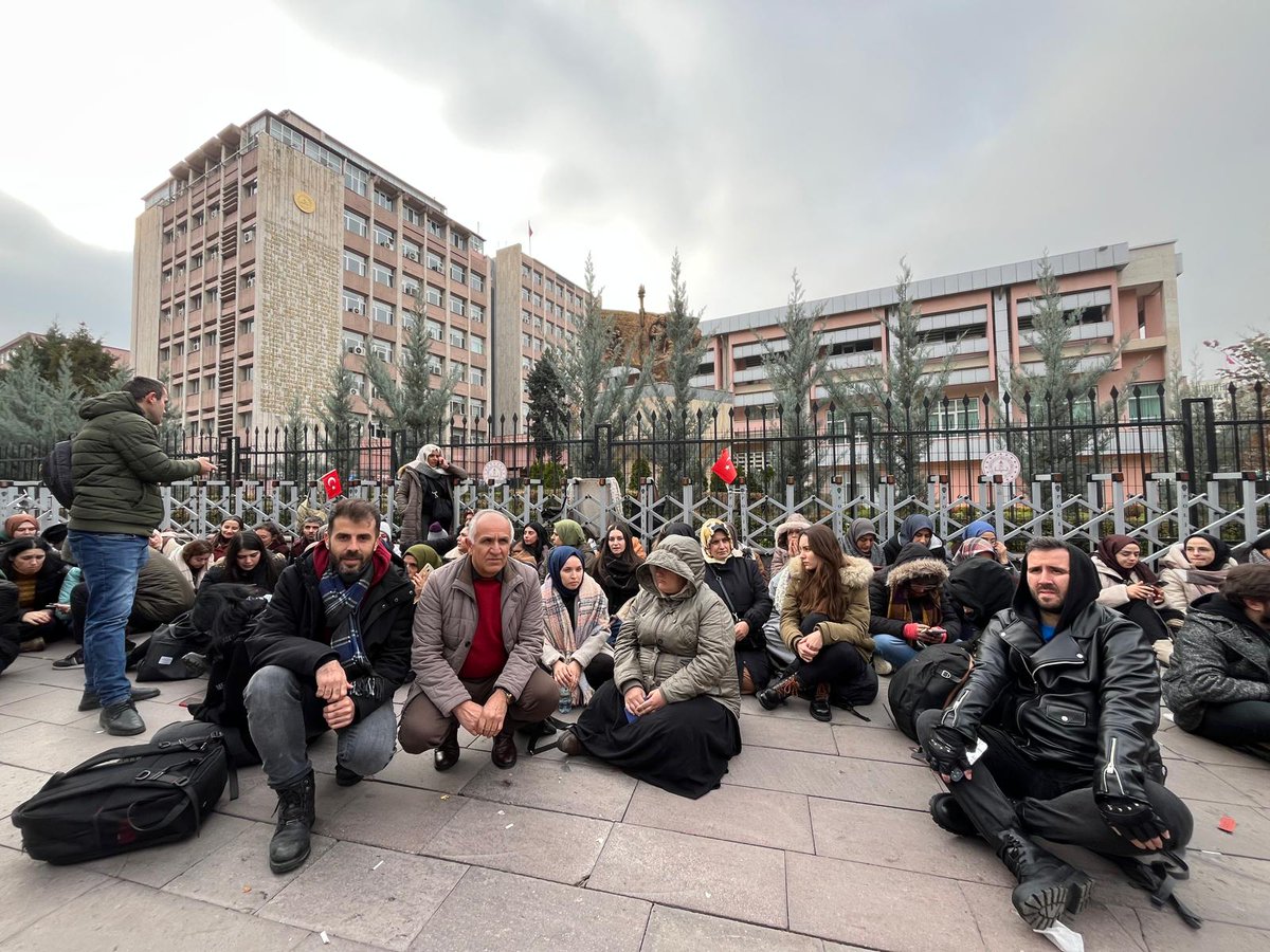 egitimsen's tweet photo. Mülakat mağduru öğretmenlerin MEB önündeki oturma eylemi sürüyor. Öğretmenlerin eylemine destek veren Eğitim Sen Genel Başkanı Kemal Irmak, burada yaptığı açıklamada, mülakat uygulamasının kaldırılarak, atamaların KPSS sonuçlarına göre yapılmasını istedi.
#ÖğretmenlerGözaltında https://t.co/VSEAiKArm6