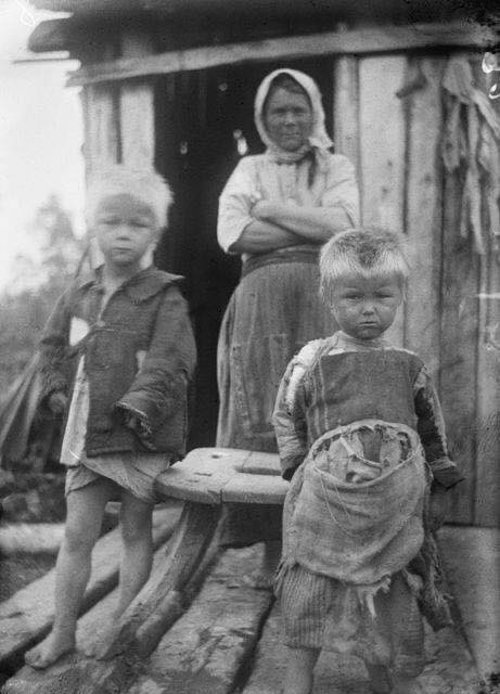 David_eficaz's tweet photo. Recopilación de algunas de las fotografías más desgarradoras que vas a ver.

Prepárate para alucinar 😮

1. Madre pobre y sus hijos, Finlandia, 1917 https://t.co/BdDMCAh9im