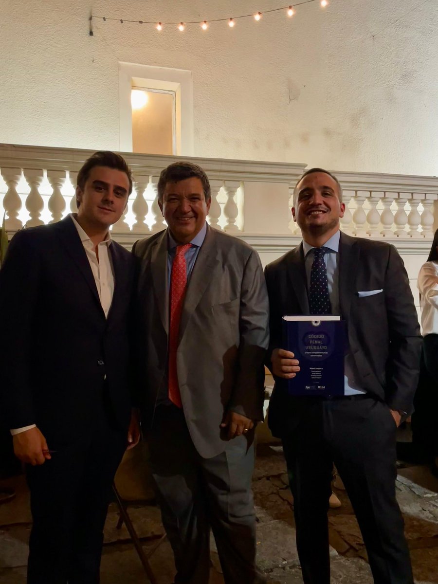 La copa está en la vitrina y el Código en la librería

Seis años después, el Código Penal Comentado tiene una nueva edición que trabajamos con <a href="/JorgeCBarrera/">Jorge Barrera</a> y <a href="/SantiPeluffo/">Santiago Peluffo</a> bajo la dirección del Prof. Montano

Ayer la presentamos en <a href="/UMderecho/">Derecho UM</a> 

ladiaria.com.uy/justicia/artic…