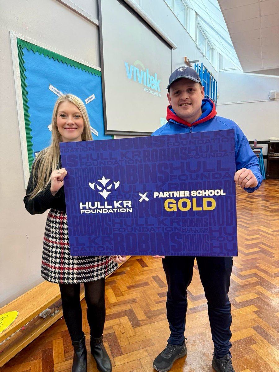 MrsHird's tweet photo. A really exciting afternoon for Wansbeck, receiving our partnership plaque with @hullkrofficial @HKRFoundation ❤️🤍 @WansbeckPrimary https://t.co/JYjySveTq0
