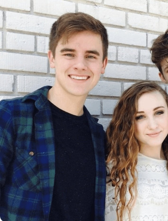 torninavashell's tweet image. I can tell as a somewhat of a lesbian since I am 9, that @ChappellRoan is clearly queer-baiting  and has never dated a girl. I haven't either, but I know a straight woman when I see her.

How come you're always followed by paps but they've never caught you with your so-called gf?