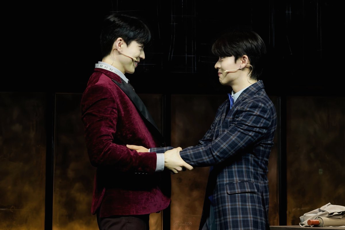 Droplets01's tweet photo. 241130 테일러 낮공 커튼콜데이 🧵

해리 | #한상훈
애덤 | #윤재호

돌아가자, 같이 테일러 샵 문을 열자 https://t.co/Pyqa1COCfx