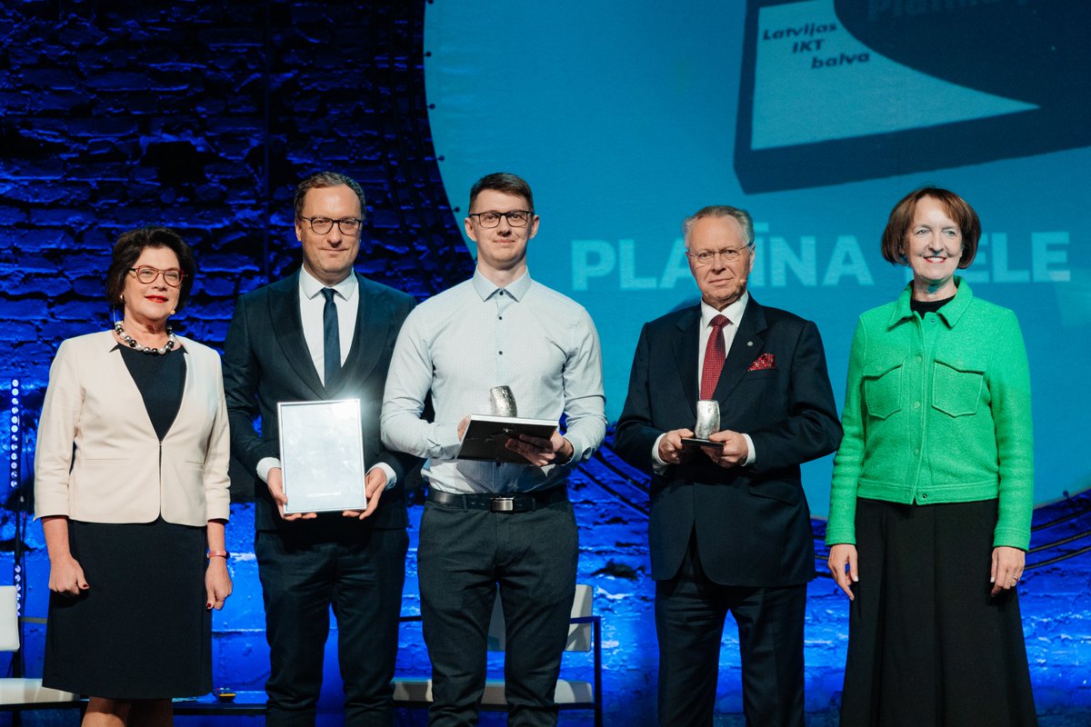 mansLMT's tweet photo. Pasniegta informācijas un komunikācijas tehnoloģiju nozares gada balva – “Platīna pele 2024”! 🖱️

💧 “Platīna Peli” kategorijā “Valsts digitālā transformācija” saņem SIA "Valmieras ūdens" projekts “Aukstā ūdens patēriņa ultraskaņas skaitītāju ar attālinātās datu nolasīšanas sistēmu, izmantojot IoT, un piegāde”, ko izstrādājis LMT. 

⚓ LMT un @LVRflote kopīgi īstenotā iniciatīva “Nepārtraukts 5G savienojamības risinājums Baltijas jūrā” saņēma “DocLogix” speciālbalvu “Uzņēmumu digitālās transformācijas” MVU apakškategorijā. 

⭐ LMT speciālbalvu saņēma @Saldustehnikums  kiberdrošības iniciatīva – profesionālās kvalifikācijas prasības izglītības programmai “Civilā drošība un aizsardzība”.

Paldies LMT kolēģiem un mūsu sadarbības partneriem!  
Uzzini vairāk 👉 https://t.co/h4gJtfah8h