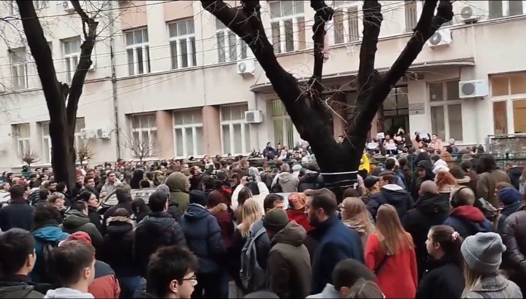 preokretnis's tweet photo. #15miutaza15žrtava , #Niš je zastao i ovog petka!
#blokada #studentizastudente #filozofskifakultet #StudentProtest #profesori #školstvo #solidarnost #podrška #odgovornost #društvo #krvaveruke #pravda #srbija @pokret https://t.co/ZZnXXXAYws