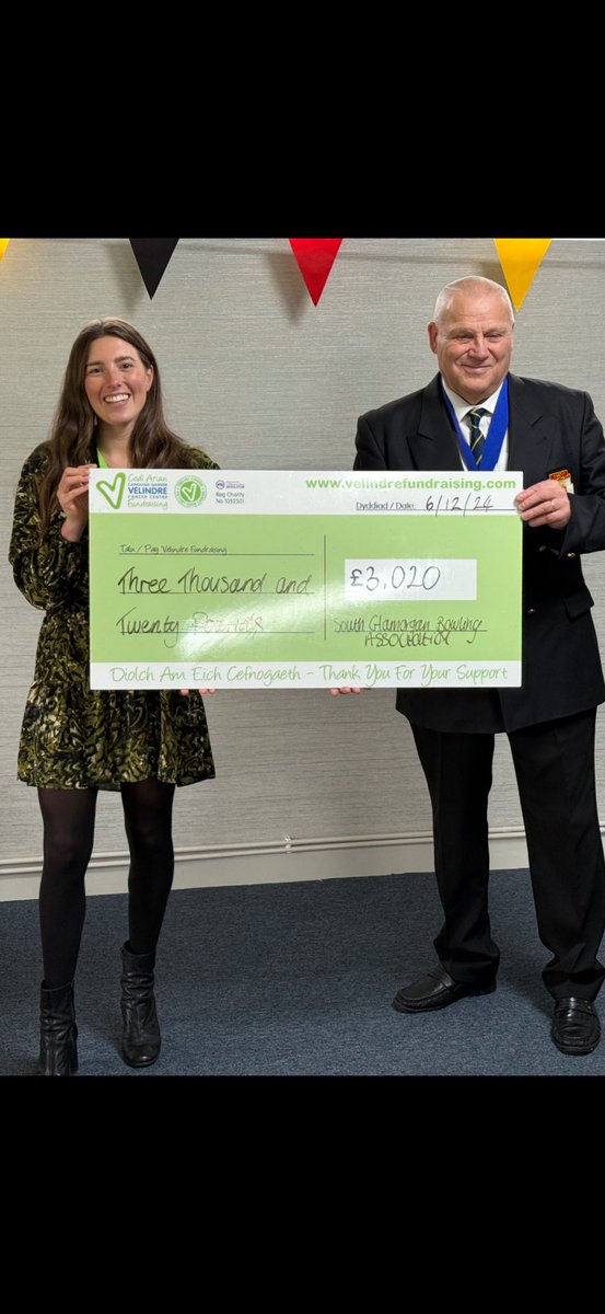 Outstanding work by the president of South Glamorgan Bowls Association, our own Paul Mitchell presenting ⁦⁦<a href="/Velindre/">Velindre Cancer Centre Fundraising</a> with a cheque raised by ⁩the county this year. Over £3k!! 👏👏👏