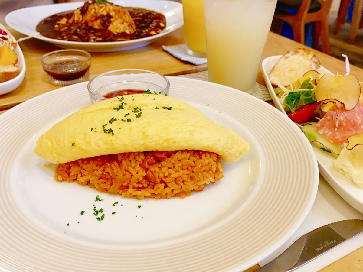 GoalFree_Shiga's tweet photo. ⋆･*＼ ☕️#滋賀グルメ 情報🍰 ／*･⋆

【#clapdining (#クラップダイニング)】

📍 滋賀県彦根市八坂町3054

🚌 バス停県立大学／近江鉄道バス湖国バスから徒歩約1分

🕒11時~18時(定休日:水曜日)

🔍 https://t.co/kdRaRLxd2e

::::::::::୨୧::::::::::୨୧::::::::::୨୧:::::::::::  

#滋賀 出身、#ダイアン津田 さんのお兄さんが
経営されているお店🍴

おしゃれな空間でゆっくり過ごせます✨

オムライスが人気ということで、私も以前
ランチでお邪魔しました！🥚

とろとろの卵が美味しかったです🤤💭

そして店内には数々の
有名人のサインがありました！！

#滋賀カフェ をお探しの皆さん👀
今週末は #彦根 でおしゃれに過ごされてみては？😌