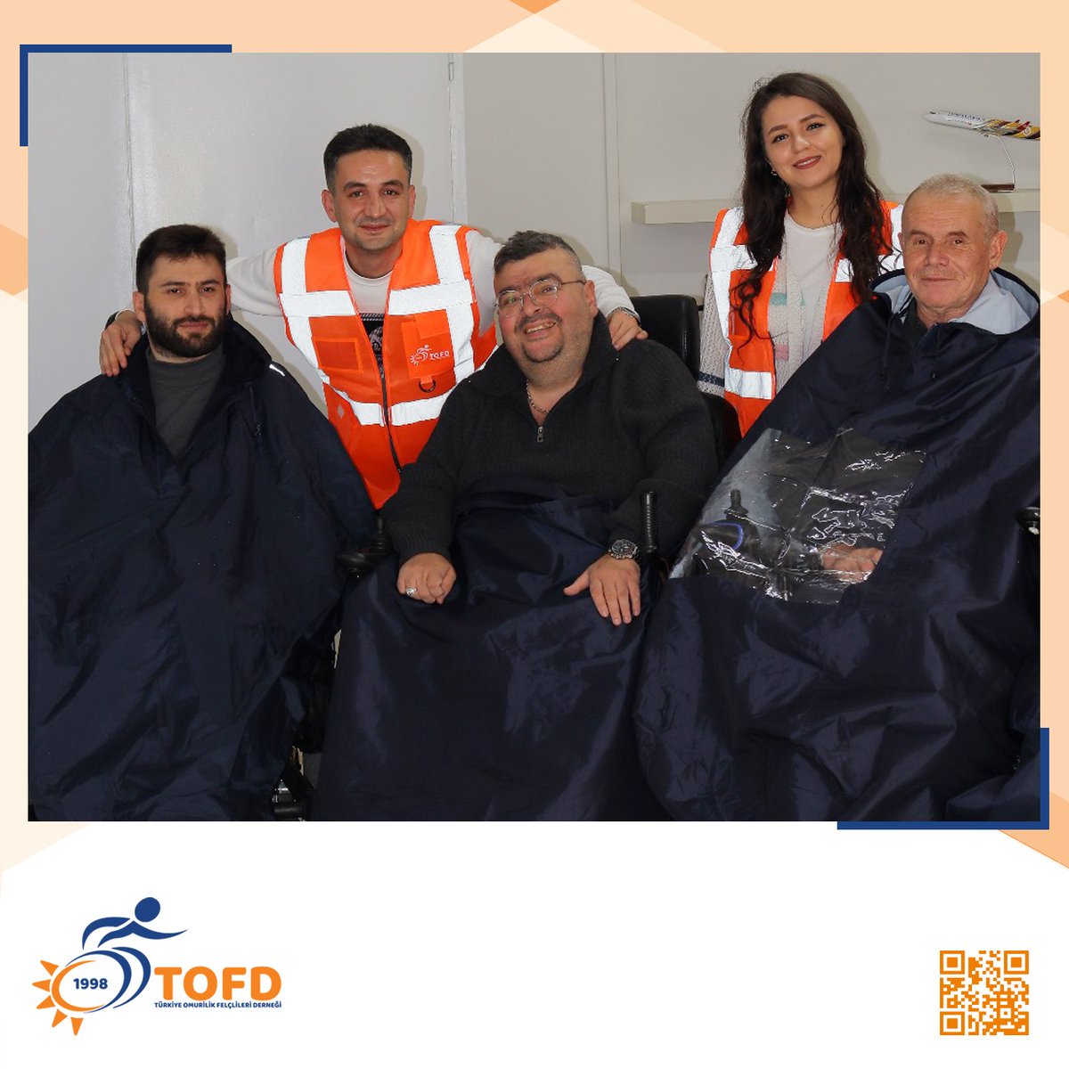 tofdgenelmerkez's tweet photo. TOFD olarak DBY MEDGİYİM iş birliğiyle, engelli bireylerin soğuk ve yağmurlu günlerde daha rahat ulaşım sağlamaları için yağmurluk dağıtım törenimizi gerçekleştirdik. 

#tofd #tofdgenelmerkez #turuncukalp #engelsizyaşam https://t.co/H3qvT5wQRY