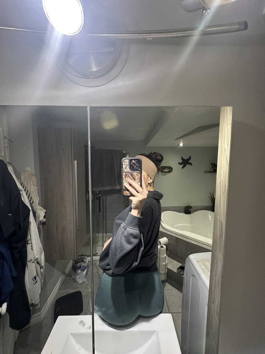 rebthibeaulttt's tweet photo. #ofgirl #rebthibeaultt #onlyfans 
Êtes vous déjà abonné à mon Instagram? 🤭 https://t.co/iyMGywittd