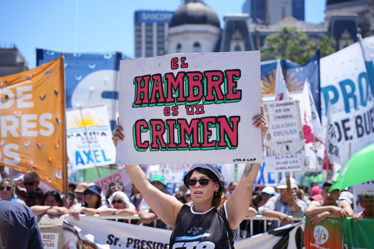 Centrales sindicales y movimientos sociales se manifestaron en Plaza de Mayo por "una Argentina sin hambre, con paz, justicia social y soberanía". En Desde el Sur #AHORA hablamos con <a href="/CaropresiNico/">Nico Caropresi</a> , referente de la <a href="/UTEPoficial/">UTEP</a>.
radio.unla.edu.ar
