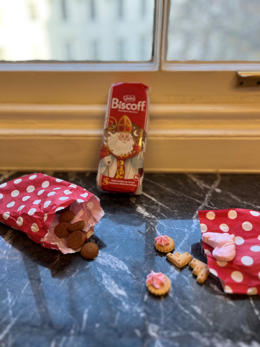 Look who popped by the Embassy! 🍬🍫 #sinterklaas  #SaintNicolas