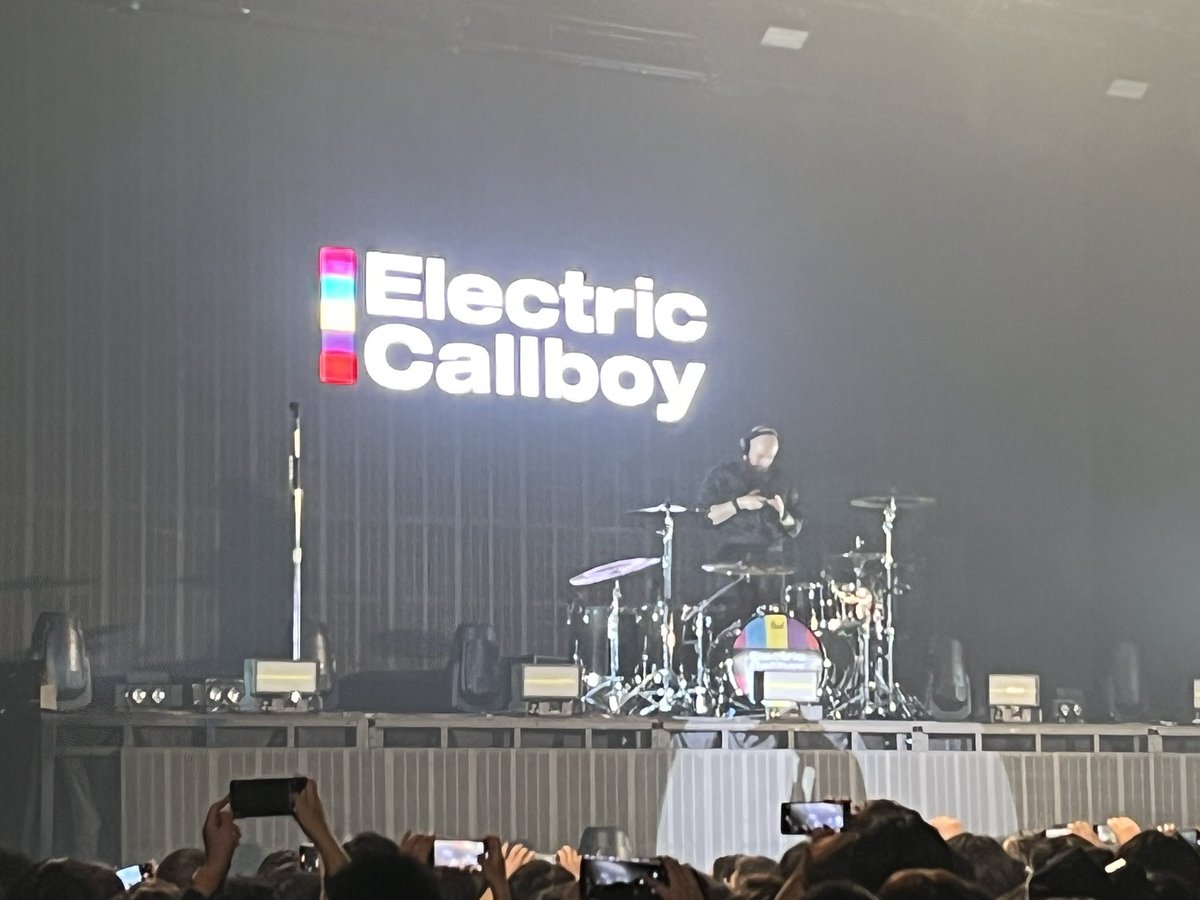 vn_4v's tweet photo. 2日は楽しかったなー
ピョンピョンし過ぎて外反母趾が悪化してしまった

#ElectricCallboy https://t.co/zmWWiGEMDI