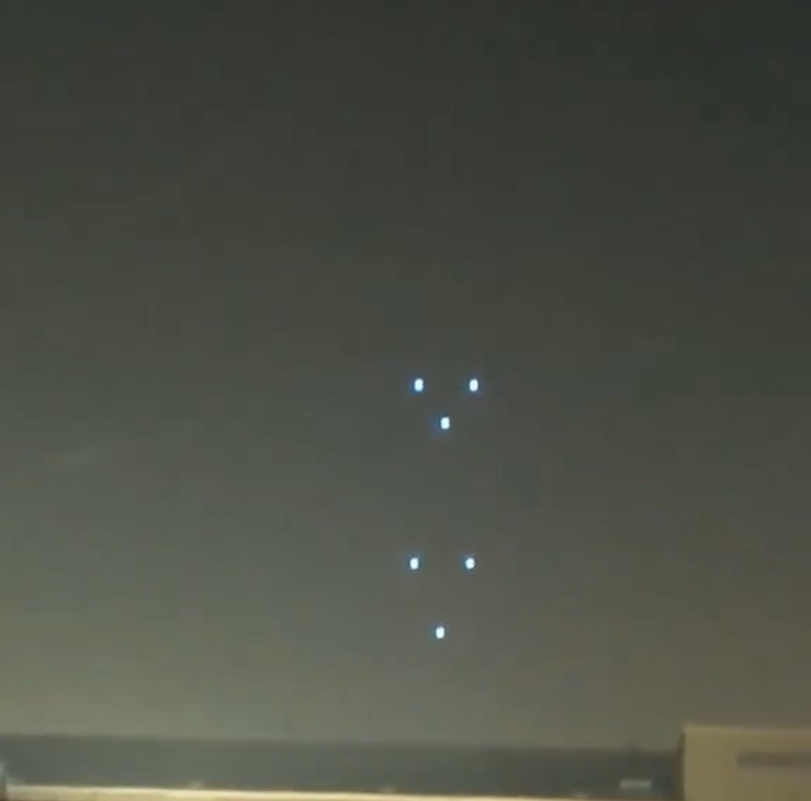 LyleDerek's tweet image. Thinking about that wild AI prophecy about the #alieninvasion . Maybe it didn’t calculate the dozen or so leap years and it’s going be later but something is def happening right now.
#uap #UFOTwitter #UFOSightings 

This pic from West Coast last night.