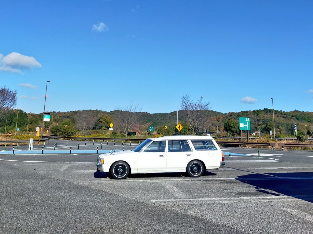 L_GS126V's tweet photo. 今年2回目にして最後の #126の日
白号は、新しくなった師匠のお宅へ参拝したり、Himalayaさんに行ったり、相変わらずコッテリ荷物積み込まれたりしております。
バンって良いね✨
#旧車 #昭和 #高速有鉛
#クラウンバン #crownvan
#126day #126V #GS126V
#happy126day https://t.co/fxScURD3A0