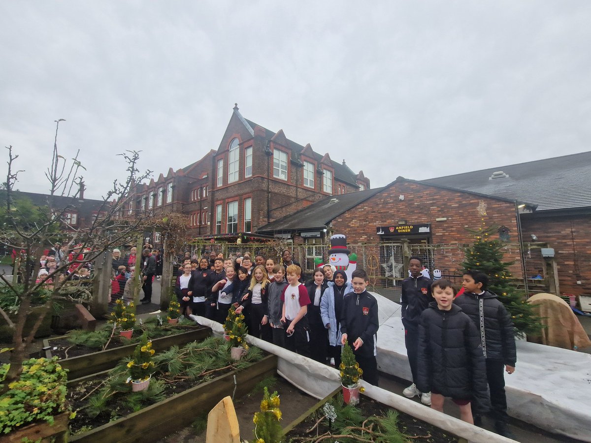 Tempests enjoyed picking their mini Christmas tree in the allotment grotto 🎄