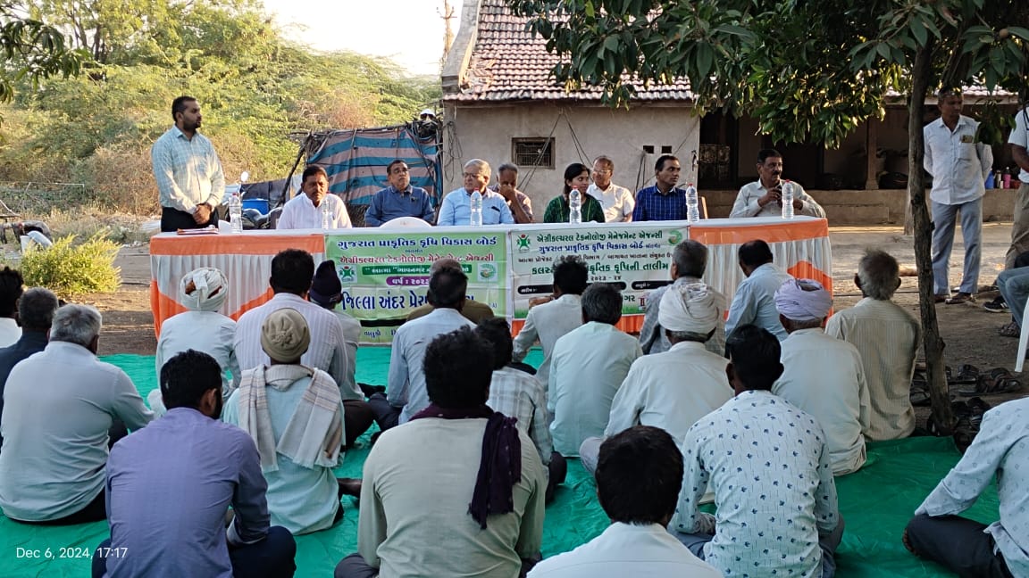 Collectorbhav's tweet photo. રવિ કૃષિ મહોત્સવ-૨૦૨૪ અંતર્ગત શિહોર તાલુકાના કરકોલીયા ગામે પ્રાકૃતિક કૃષિ ફાર્મની મુલાકાત લઇ ખેડુતો સાથે સંવાદ કરેલ..
#ravikrushimahotshv-2024 #agriculture 
@CMOGuj
@revenuegujarat
@AlokPandey_IAS
@Info_Bhavnagar https://t.co/XF6d3tanPv