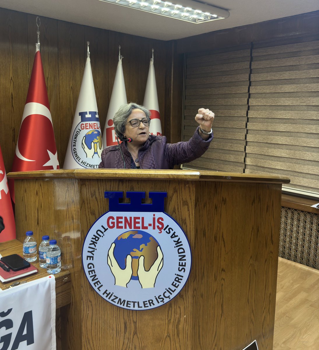 DiSK_Genel_is's tweet photo. İstanbul 5 Nolu Şube Başkanımız Nebile Irmak Çetin, İzmir 1 Nolu Şube Başkanı Engin Topal, İzmir 2 Nolu Şube Başkanı Ercan Gül, İzmir 3 Nolu Şube Başkanı Serap Yılmaz söz aldı. https://t.co/s94qZqO4Fo