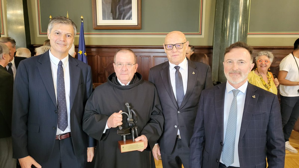 Gracias a la <a href="/DgCanarias/">Delegación del Gobierno en Canarias</a> por habernos distinguido en el 46 Aniversario de la Constitución española. Como hemos subrayado durante este evento, “seguiremos trabajando incansablemente para garantizar que la atención sanitaria, la educación y la inclusión social sean derechos