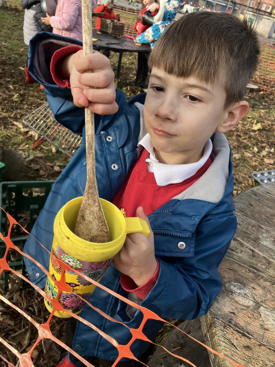 AyresomePrimary's tweet photo. It’s never too cold for an ice cream or milk shake from our sand shed or ‘Messy Cafe’ 🍦 🥛 🥶 @AdAstraTrust @OPAL_CIC @OPALNorthEast #imagination #creativeplay #playoutdoors https://t.co/Lb0m0uvP3F