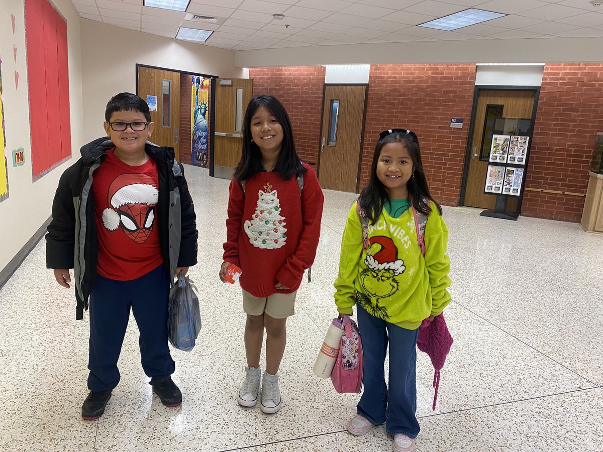 ElementarySmith's tweet photo. A December to Remember.. Students wearing their Holiday shirt @AdminVerow #ChartingOurPATH https://t.co/iClQZgGb7q