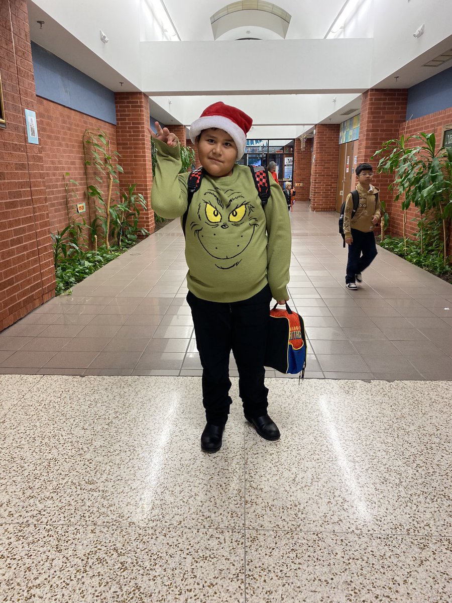 ElementarySmith's tweet photo. A December to Remember.. Students wearing their Holiday shirt @AdminVerow #ChartingOurPATH https://t.co/iClQZgGb7q