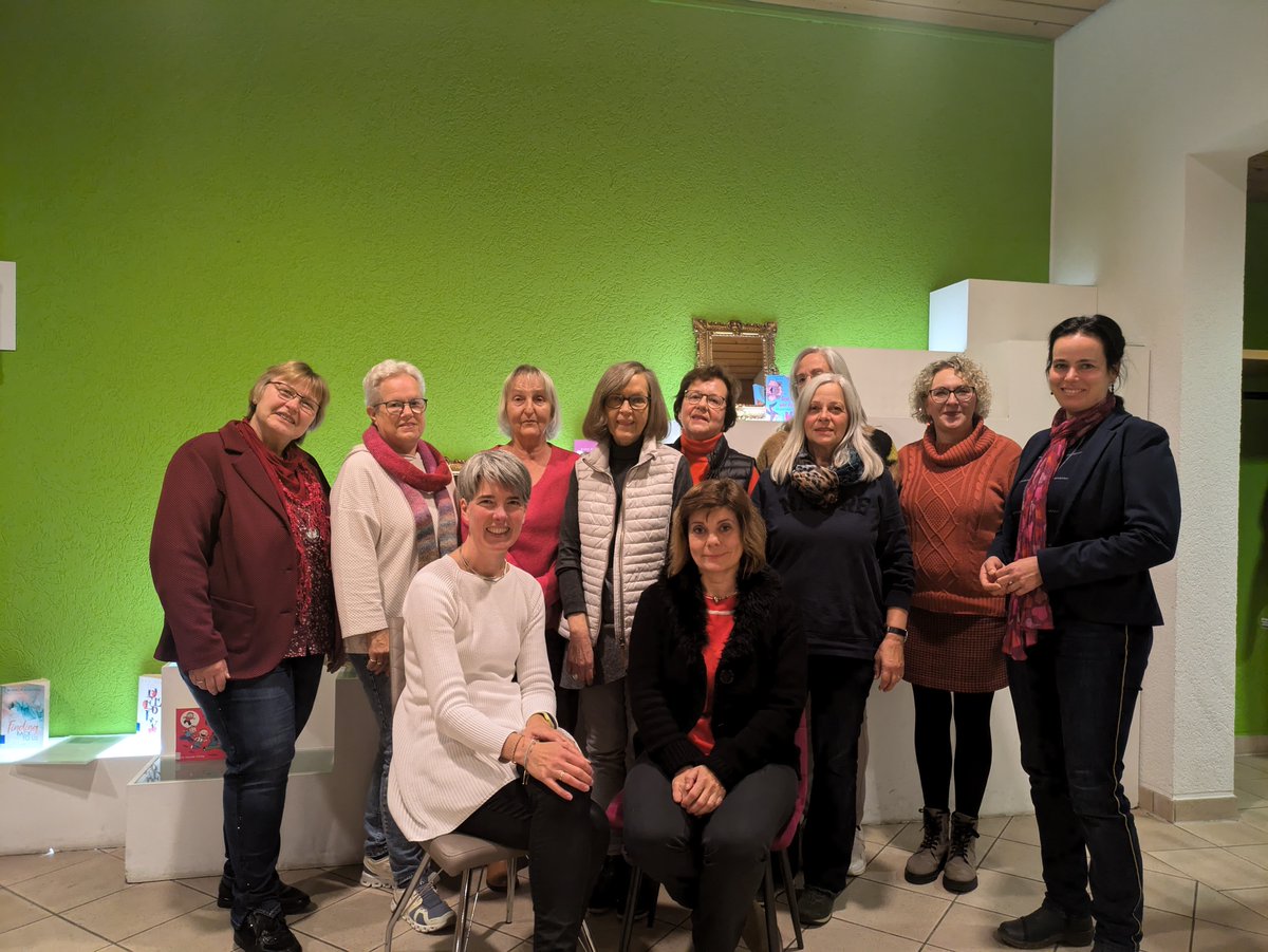 EKVlotho's tweet photo. 13 neue #Ehrenamtliche starten in die Besuchsdienste bei uns im Kirchenkreis. Sie alle haben erfolgreich die Basisschulung #Besuchsdienst im Gemeindehaus Eidinghausen abgeschlossen und können jetzt die Besuchsdienste in den Krankenhäusern, Kurkliniken und Gemeinden unterstützen. https://t.co/INr0CDOaHP