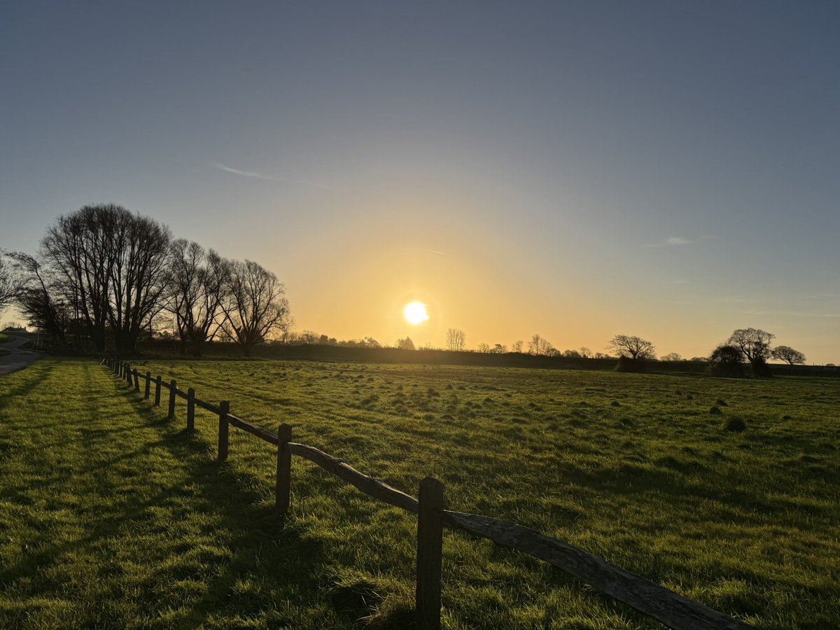 TopherPerry83's tweet photo. Beautiful morning in #runcton #northmundham, nice to enjoy the views while we can https://t.co/wmY8TPoFjG