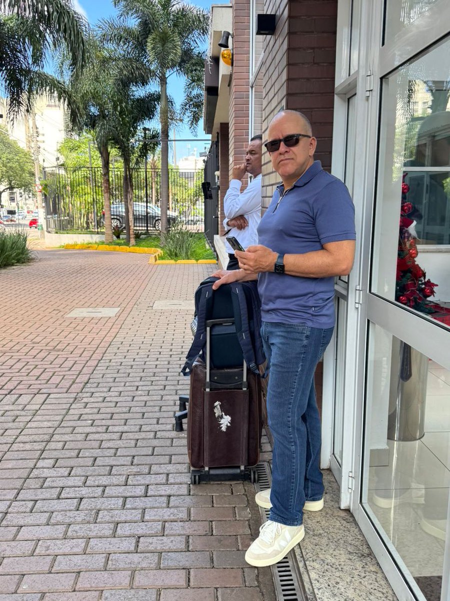 Meus pais parecendo dois jovenzinhos esperando o Uber pra ir viajar