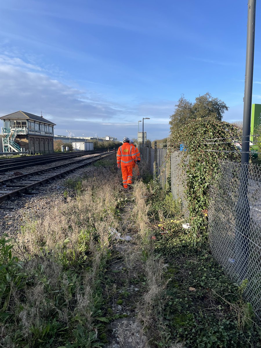 SimonZev's tweet photo. Earlier on, I was with Freightliner colleagues doing a safety assessment for the part of the sidings Groundstaff use & how we can improve it. #FreightIsGreat #Safety #FreightTeam https://t.co/UbQfU86QzS