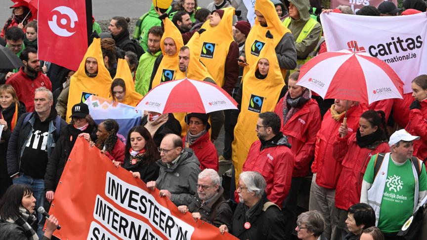 En enkele weken terug zetten we de oproep in <a href="/demorgen/">De Morgen</a> tinyurl.com/3sfcse5p et l'appel dans <a href="/lesoir/">Le Soir</a> tinyurl.com/379dbhsj kracht bij avec notre propre équipe #mobbanane #Solidarité #Internationale! (Photo <a href="/BelgaNewsAgency/">Belga News Agency</a> )
