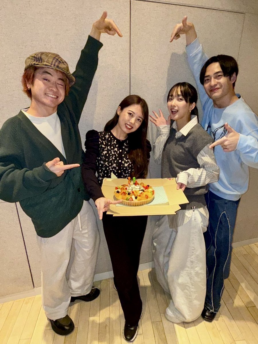 peppe126's tweet photo. 誕生日。
みんなに囲まれて幸せであります。

毎日とは言わなくても、できるだけ
満たされたうるうるな心で過ごせるように、
自分の感受性は自分で守っていきたいです。

29歳のわたしもどうぞよろしく。
いつも沢山の愛をありがとう！<3 https://t.co/wvbISy0KnD