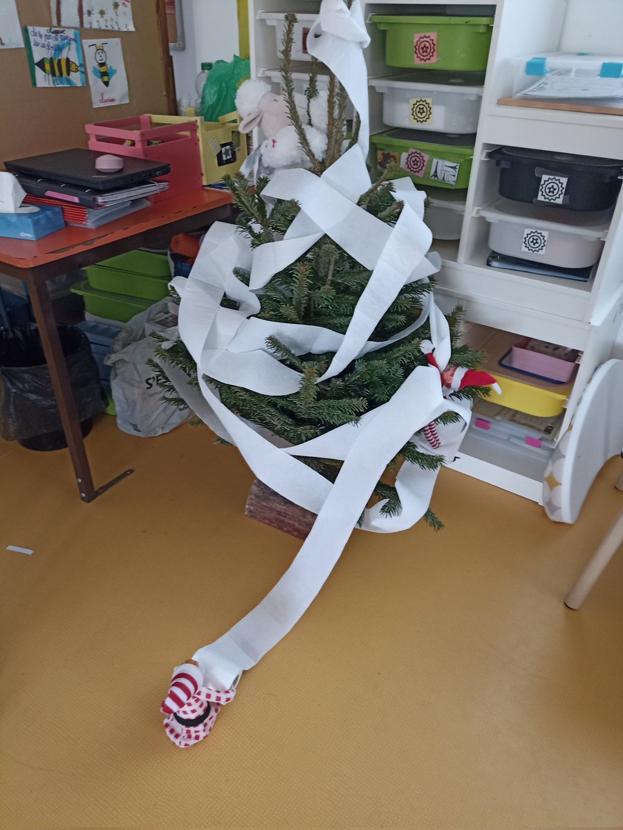 ecMarcais's tweet photo. La lutine et le lutin ont écrit un mot que notre sapin n'est pas beau. La lutine déroulait le papier, le lutin et le mouton ont enroulé le sapin de papier toilette pour le décorer. Peut-être qu'ils ont voulu mettre de la neige sur le sapin. La classe #lutinsfarceurs https://t.co/ZZLWL9iXAN