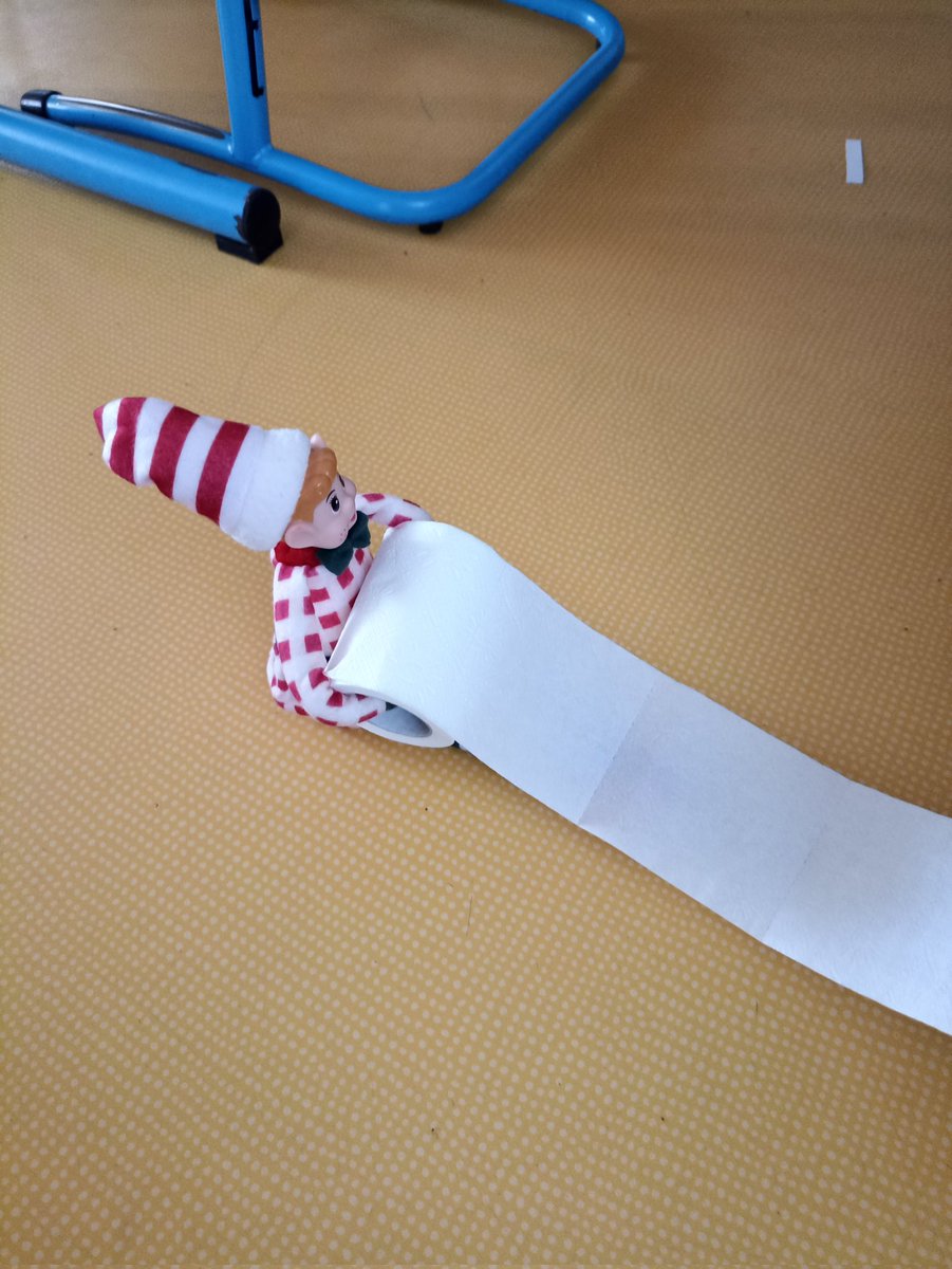 ecMarcais's tweet photo. La lutine et le lutin ont écrit un mot que notre sapin n'est pas beau. La lutine déroulait le papier, le lutin et le mouton ont enroulé le sapin de papier toilette pour le décorer. Peut-être qu'ils ont voulu mettre de la neige sur le sapin. La classe #lutinsfarceurs https://t.co/ZZLWL9iXAN