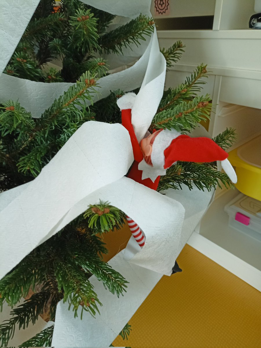 ecMarcais's tweet photo. La lutine et le lutin ont écrit un mot que notre sapin n'est pas beau. La lutine déroulait le papier, le lutin et le mouton ont enroulé le sapin de papier toilette pour le décorer. Peut-être qu'ils ont voulu mettre de la neige sur le sapin. La classe #lutinsfarceurs https://t.co/ZZLWL9iXAN