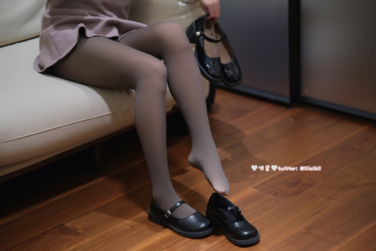 SiislikS's tweet photo. 冬天还是加绒的袜子暖和，也不影响秀美腿
#加绒裤袜 #连裤袜 #裤袜 #美腿 #打底袜 #紧身裤 https://t.co/bvUMzRtIjZ