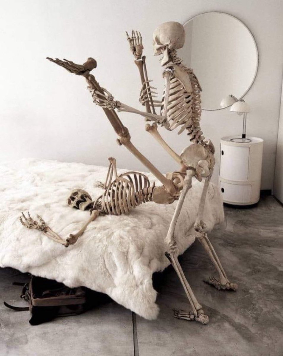 GordonGekko's tweet photo. XRP holder and his wife waiting for it to hit $100 https://t.co/oWDMHo9x5A