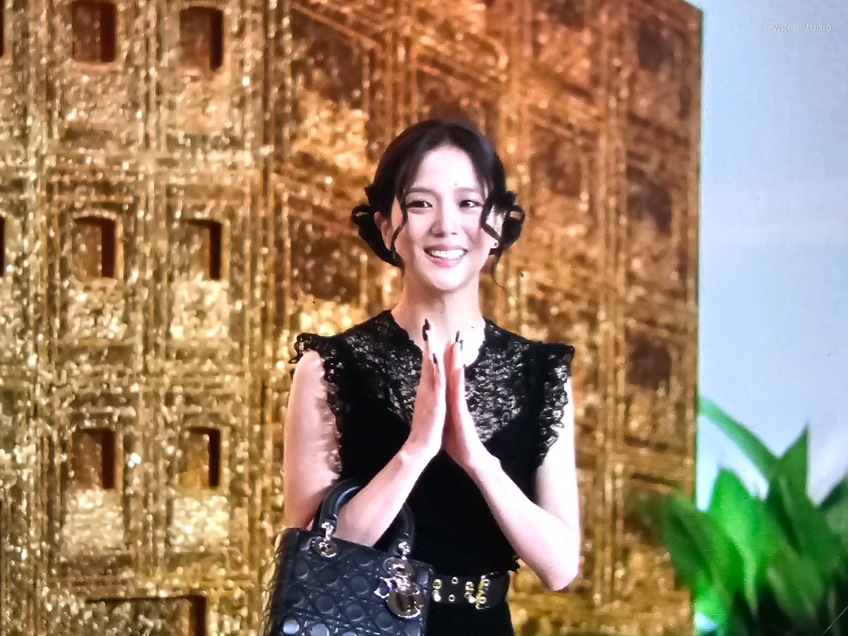 vitaminCneeded's tweet photo. สวัสดีค่าาา พี่จีซู🙏🏻🐰

JISOO AT DIOR GOLD HOUSE 
#ประเทศไทยสวยขึ้นเพราะมีจีซู https://t.co/44C18U4agx