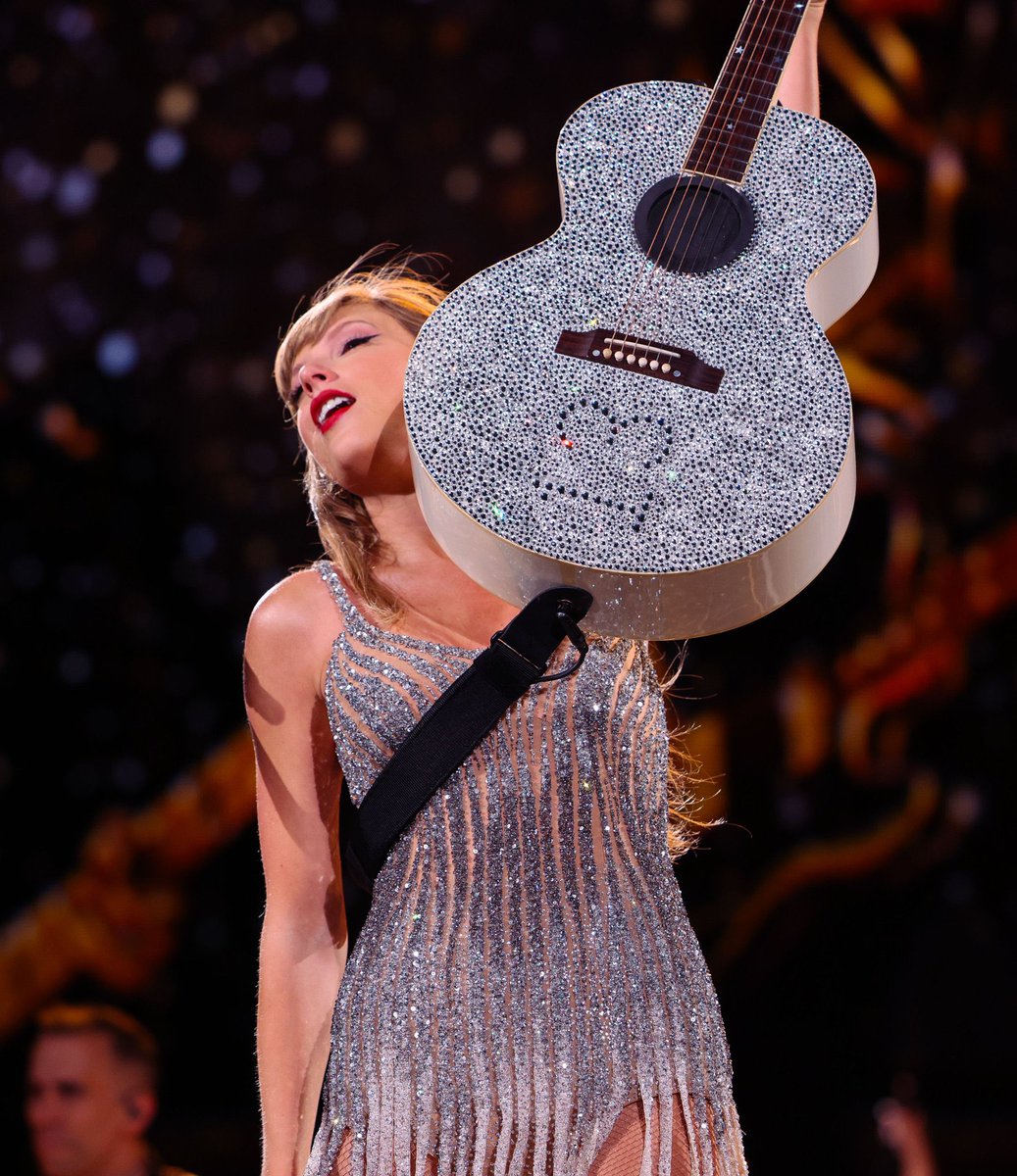 TSwiftNewsFR's tweet photo. ⌛️Dès ce soir, Taylor Swift se produira pour les tout derniers concerts de la tournée.
Eh oui dans 72h, la ville de Vancouver sonnera le glas de près de deux ans de tournée inoubliable. 😢 
Ce week-end s’annonce chargé en émotions. https://t.co/FBVkhkomTQ