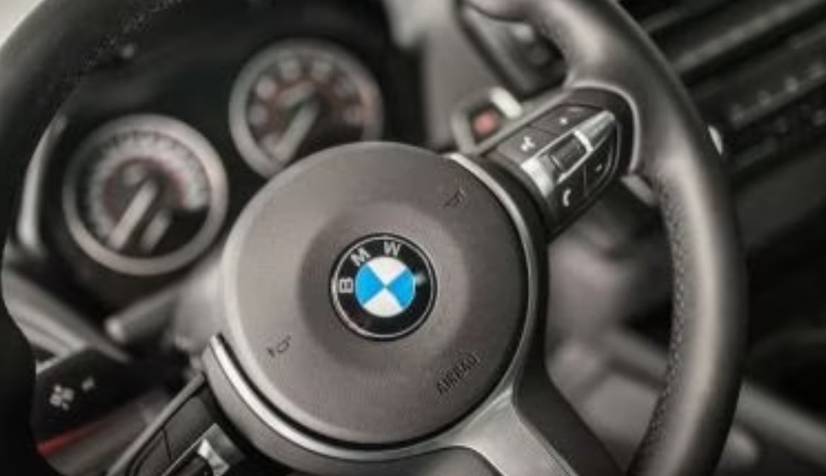 234noticies's tweet photo. Nova llei de trànsit: els conductors de BMW podran avançar per la dreta si consideren que el cotxe de davant “és un lentorro” https://t.co/pOulBJbI3U
