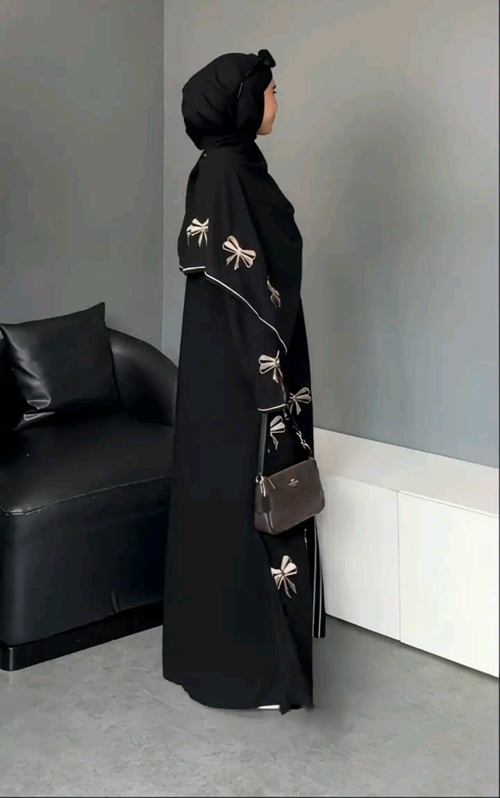 𝐈𝐧𝐬𝐩𝐢𝐫𝐚𝐬𝐢 𝐚𝐛𝐚𝐲𝐚 𝐜𝐨𝐪𝐮𝐞𝐭𝐭𝐞🎀✨
Aa happy bgt akutu nemu abaya yg udh satu set sama hijabnya😭💗udh gausah pusing2 lg cari hijab yg match buat abayanya😚🤏🏻apalagi bordir pitanya bikin tambah gemeshh deh🫶🏻
Beli disini ↙️ 
s.shopee.co.id/3AqlPAPDkm