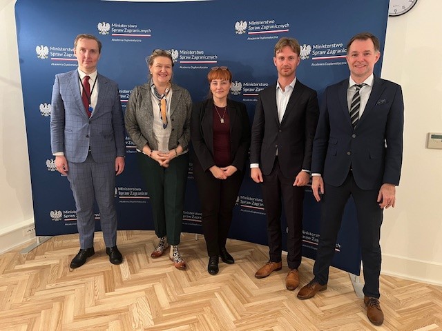 O możliwościach rozwoju współpracy szkoleniowej 
z OECD

5.12 w AD odbyło się spotkanie z ekspertem ds. HR i szkoleń w Sekretariacie OECD p. Martinem Wassermanem. Omówiono kwestie dot. rozwoju współpracy  szkoleniowej i możliwości rekrutacji Polaków do OECD.
