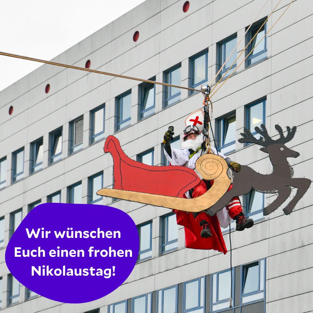 Heute ab 14:00 Uhr wird es bei uns aufregend: Die Höhenretter der Feuerwehr Wuppertal seilen sich – als Nikolaus und Helfer verkleidet – vom Dach der Kinderklinik auf den Balkon ab, wo unsere kleinen Patient:innen das Spektakel bestaunen können. 🧒❤️ Schaut in die Insta-Story 📲