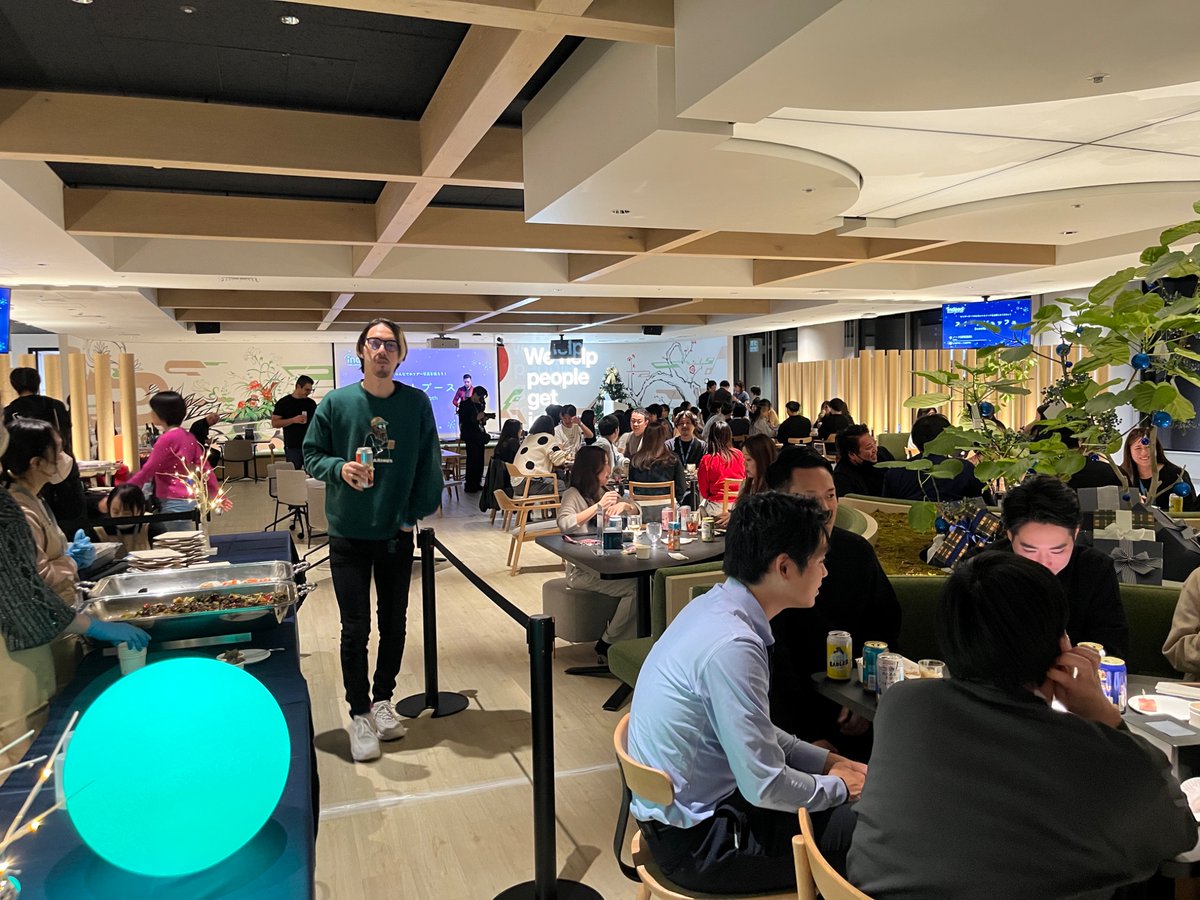tomtom_tommy's tweet photo. Holiday Party at my work place. https://t.co/To5rlFBYZB