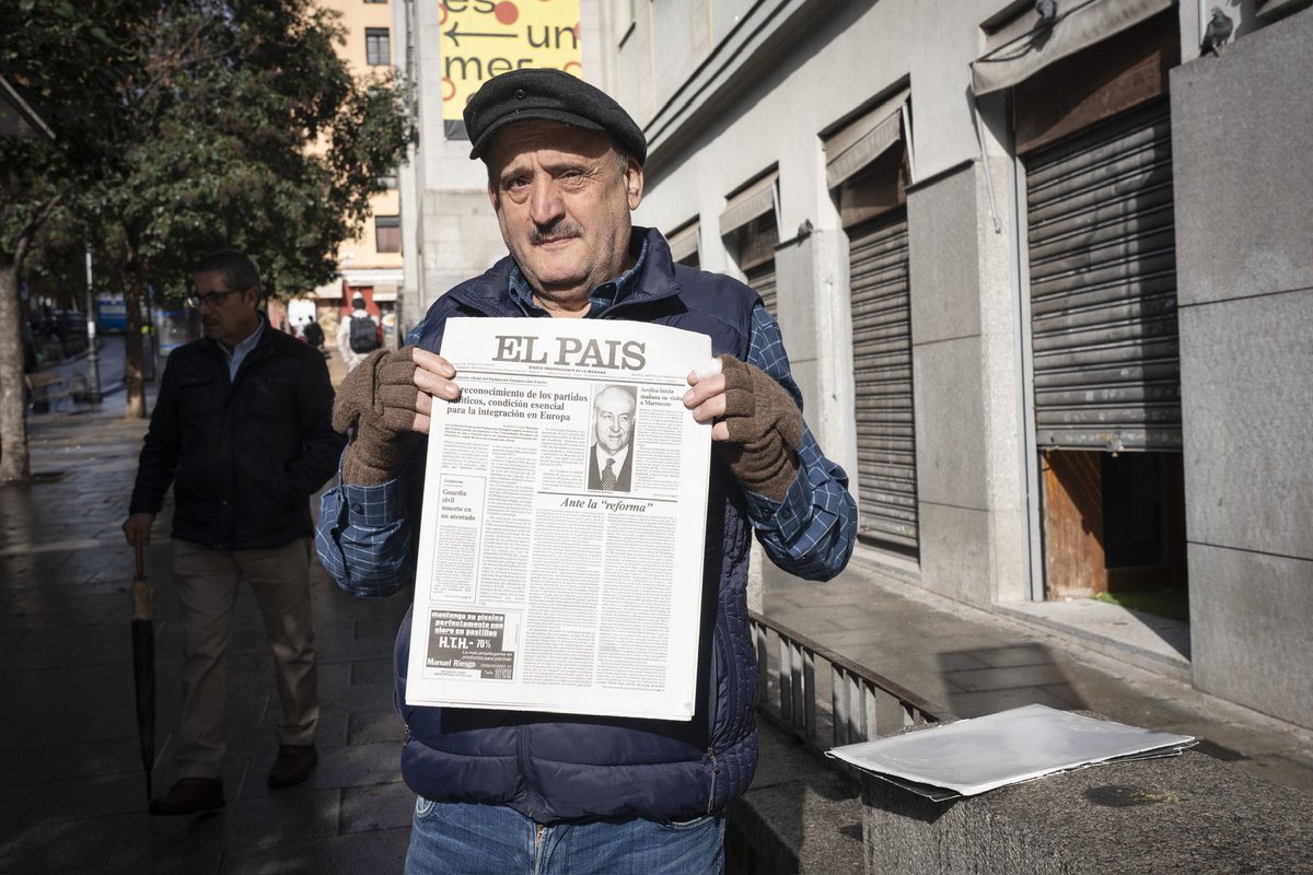 MadridDecadente's tweet photo. Se que (en algunos casos) es ley de vida pero da pena ver como se van perdiendo poco a poco los comercios tradicionales

Aurelio se va pero estas imágenes que tomo @elimedeaphoto en su despedida esperemos que queden en el archivo del barrio para siempre 📸

🍀 Buena suerte Aurelio 🍀