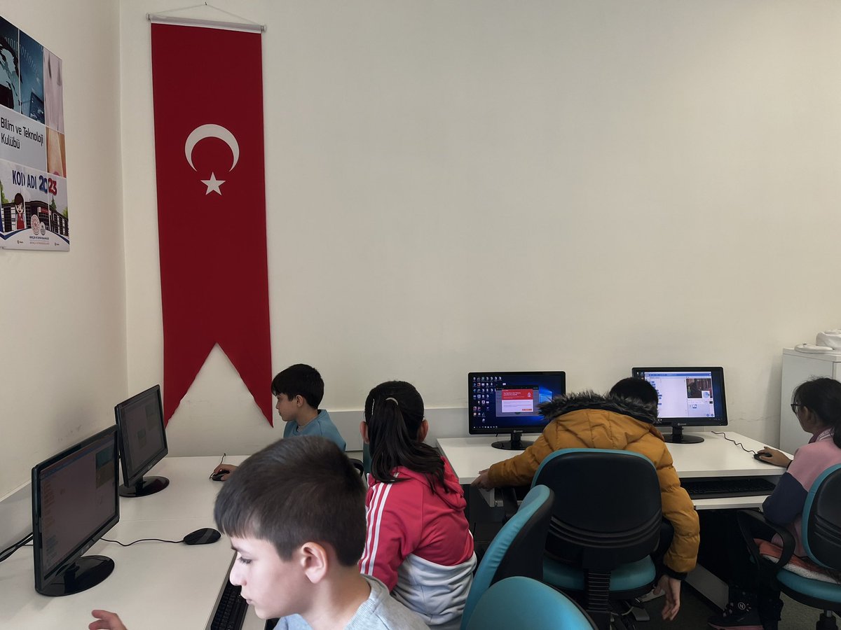 İnovasyon Atölyesi kapsamında başlayan Temel Robotik Kodlama eğitimimizden kareler. 💻⌨️