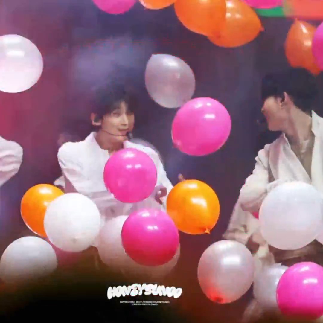 kmelpis's tweet photo. sunki and their chronic ijbolitis lmao they can't stop laughing when balloons dropped on the stage 🤣 #SUNOO #NI_KI https://t.co/nNXjqgA7Ra
