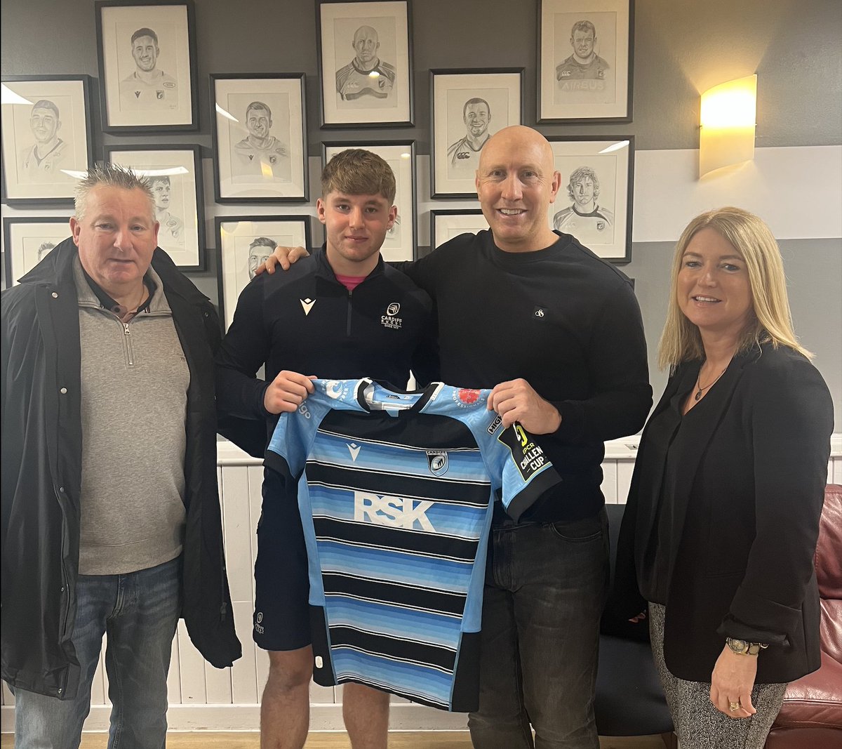 Cardiff Rugby (@cardiff_rugby) on Twitter photo At 18-years & 159-days, Steff Emanuel is now the youngest player to represent the Blue & Blacks in Europe.
Yesterday, he received his jersey from <a href="/TomShanklin/">Tom Shanklin</a> with his parents in attendance.
Llongyfarchiadau Steff!
🔗cardiffrugby.wales/news/emanuel-s… At 18-years & 159-days, Steff Emanuel is now the youngest player to represent the Blue & Blacks in Europe.
Yesterday, he received his jersey from <a href="/TomShanklin/">Tom Shanklin</a> with his parents in attendance.
Llongyfarchiadau Steff!
🔗cardiffrugby.wales/news/emanuel-s…