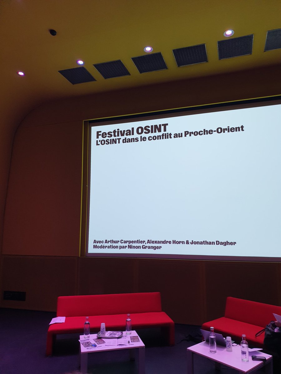 Après-midi du festival Osint, salle comblissime (ce matin je n'ai pas pu rentrer), un grand  bravo aux organisateur•ices pour ce succès! <a href="/openfacto/">OpenFacto</a>