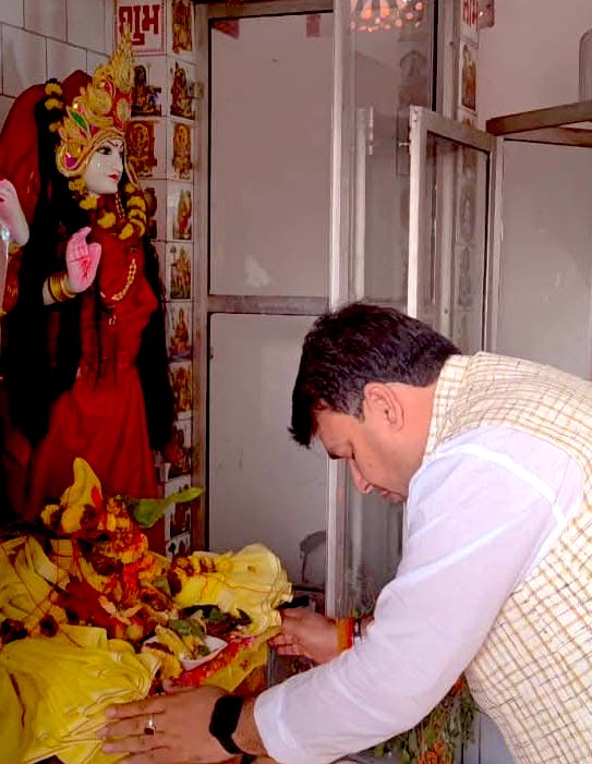 ManjeetJDUbihar's tweet photo. दिघवा-दुबौली के खादी भंडार स्थित मंदिर में प्रभु श्री राम व महादेव के दर्शन कर आशीर्वाद प्राप्त किया एवं सभी क्षेत्र वासियों के कल्याण हेतु प्रार्थना किया।

जय श्री राम.🚩 हर हर महादेव.🔱 https://t.co/YCt5TjRfG2